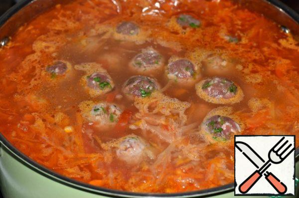 Put the meatballs in the soup, bring it to a boil again and cook for another 5 minutes. Then cover the pan with a lid, remove from heat and let the soup infuse for 10 minutes.