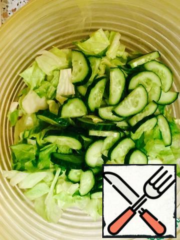 Cut the cucumber into half rings.