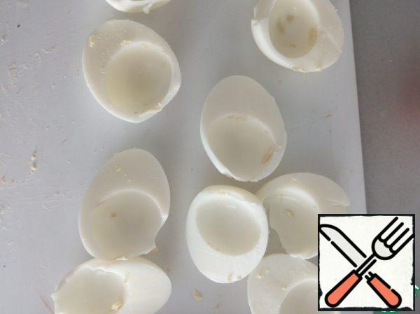 Cut the eggs into 2 parts, remove the yolk.

