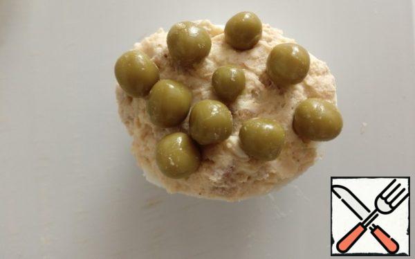 Fill the eggs, put the peas on top.