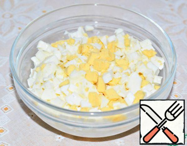 Chop the eggs.
