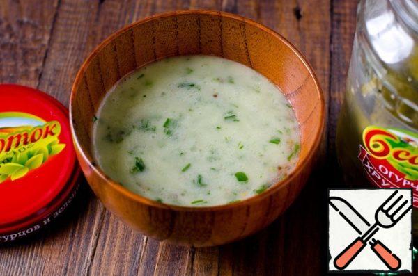 Now proceed to the preparation of refueling, for this green onion finely chop and send it to the blender, there also add Dijon mustard, olive oil and pickle from cucumbers, mix in pulse mode.
In the result we have got this dressing emulsion. A very tasty way.