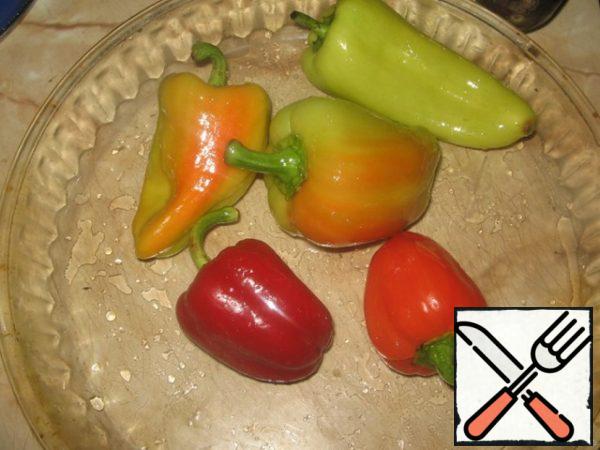 Grease the pepper with odorless vegetable oil (preferably olive oil), put it in a mold or on a baking sheet.
