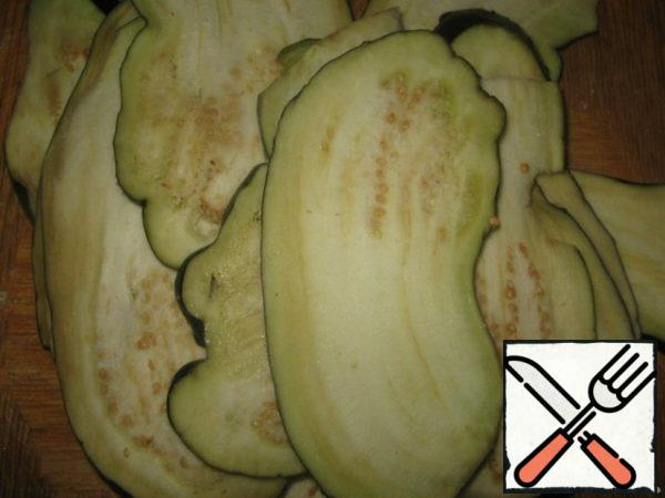 Eggplant cut into thin slices (lengthwise).
Salt and grease with vegetable oil.