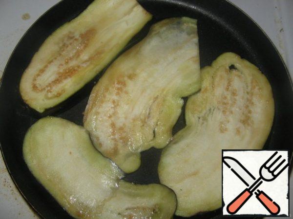 Fry the eggplant in a dry pan. They are as it were baked.