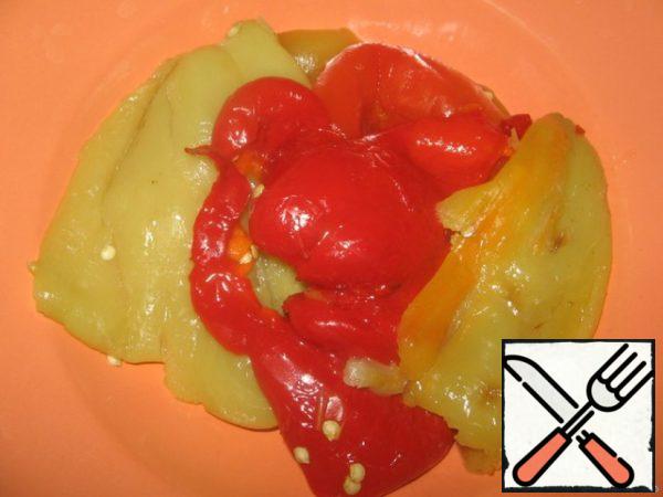 Then remove the skin from the peppers.
If they are well baked, they are very easy to remove.
