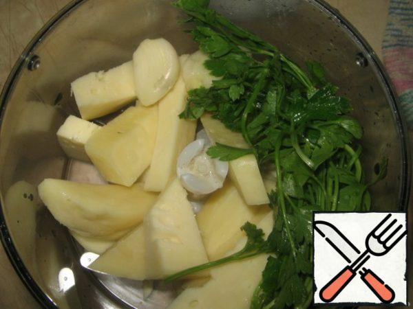 Preparing the sauce.
In a blender, chop 1/3 of the cheese, some herbs and garlic.
