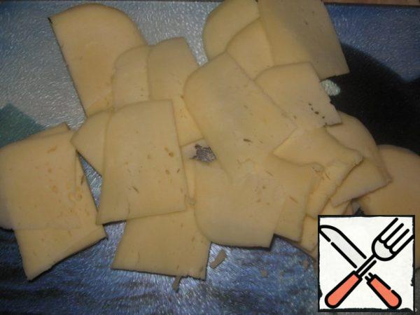 Cut the remaining cheese into thin slices.
