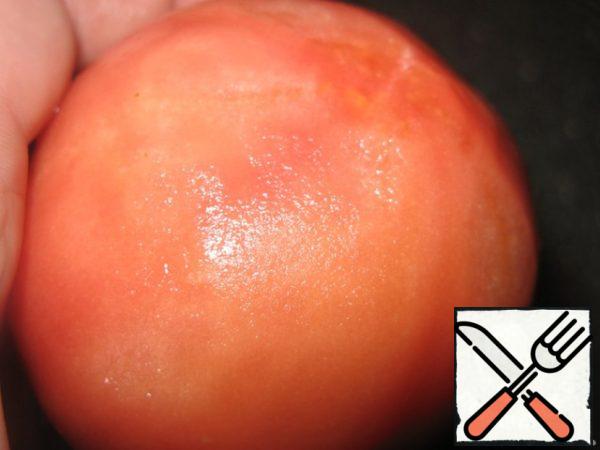 Tomato scalded with boiling water, remove the skin, finely chop.