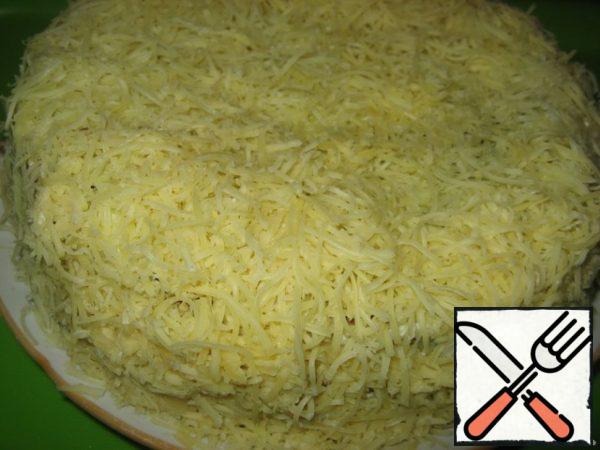 Sides of the cake grease with mayonnaise, sprinkle with grated cheese.