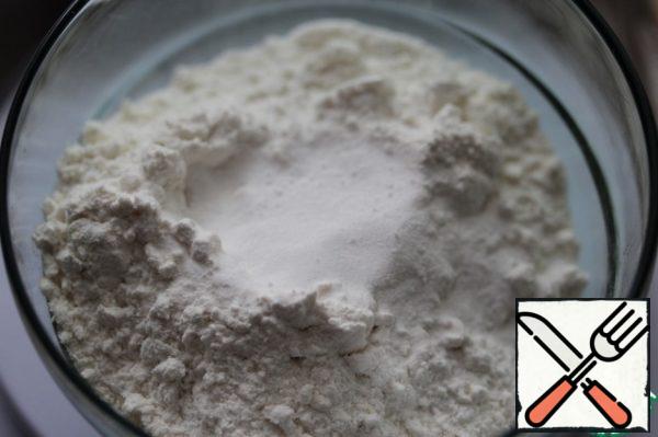 In a large Cup, mix the sifted flour and baking soda.