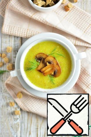 To the cooked vegetables add turmeric, blend until smooth, try the salt, if necessary salt.
Pour the soup on plates, add mushrooms, pepper to taste, a little oil and herbs.