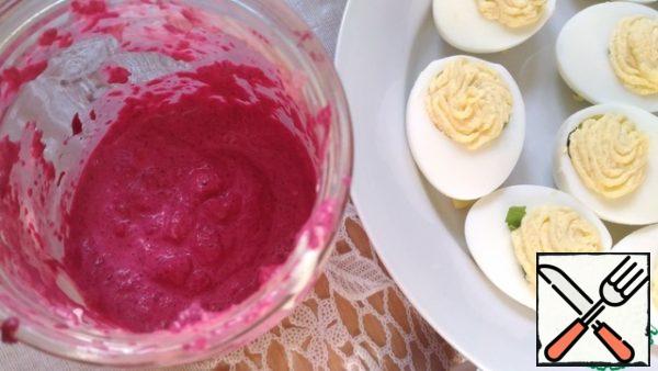 On the onion to lay out caviar a lot, I squeezed the confectionery syringe.
Meanwhile, the beets were supposed to cool, add 1 tablespoon of mayonnaise and gently blend them. Beet mass spread over the caviar, decorate with sprigs of dill and serve! Bon appetit!