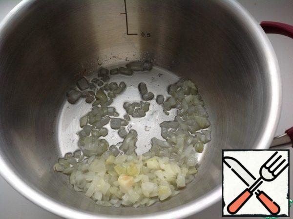 Heat olive oil in a saucepan over medium-high heat. Onions and garlic finely chop and fry until translucent and flavor.