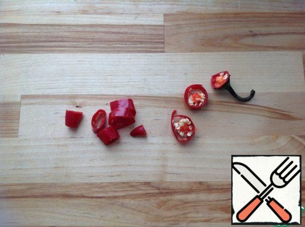 Spicy pepper cut into rings. If you want more spicy, leave the seeds, if not - delete.