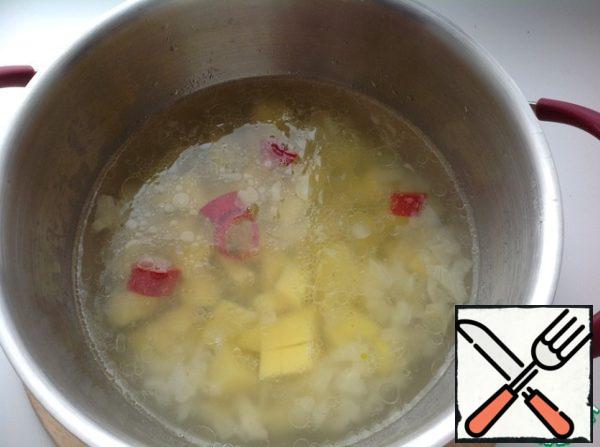 In a saucepan add potatoes, hot pepper and broth. Bring to a boil, reduce heat and cook until potatoes are ready, about 10-12 minutes.