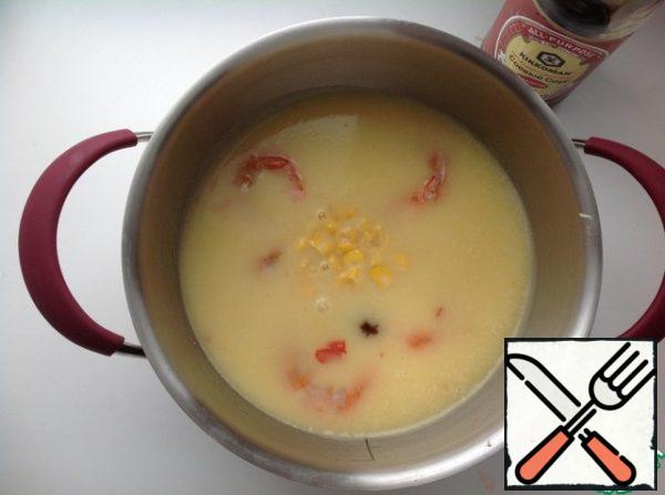 Return the soup to low heat, add corn and shrimp. For piquancy add sweet soy sauce, cook until ready shrimp. Medium-sized Atlantic shrimps should be boiled for 1.5-2 minutes, large Royal or tiger shrimps-2.5-3 minutes. If you digest them, they will lose their tenderness and become "rubber" to taste.