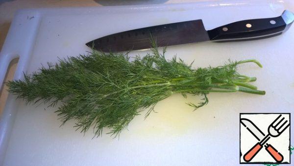 Take the dill and finely chop it.