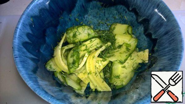 Add dill in a bowl to the cucumber and mix gently with your hands. Just do not fill the salad, otherwise it will let the juice and become flabby, especially since the dressing is very simple.