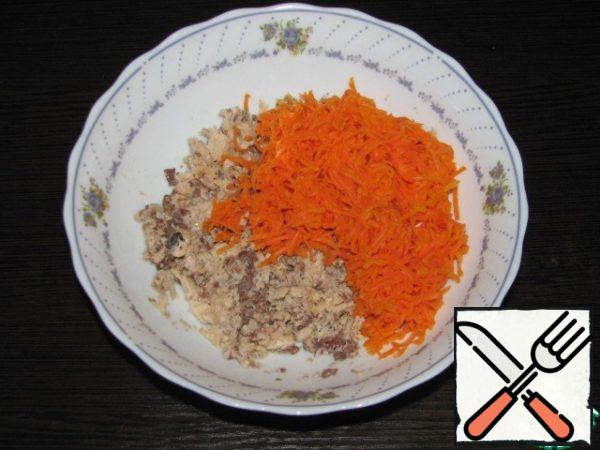 Boil the eggs hard-boiled, cool, peel, cut in half, carefully remove the yolks.
Drain the oil from the canned food, remove the bones, mash the fish with a fork.
Peel the boiled carrots and grate them on a fine grater.