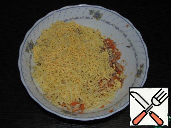 Add cheese and yolks grated on a fine grater.