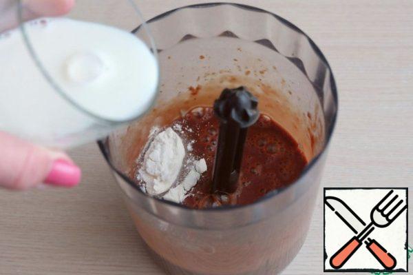 In the bowl of the mixer add sliced liver (200 gr.), add 1 tablespoon of flour, egg (1 PC.), milk (100 ml.), vegetable oil (1 tablespoon), soda (1/2 teaspoon), add salt and black pepper to taste. Beat the mixture until homogeneous.