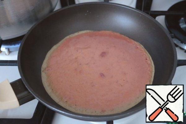 Grease the pan with a thin layer of vegetable oil. Put the liver dough in a frying pan. Bake the pancakes on both sides. If necessary, lubricate it with vegetable oil before each portion of spreading the liver dough into a frying pan.
