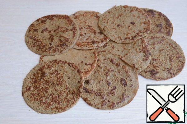 Ready liver pancakes to align along the contour.