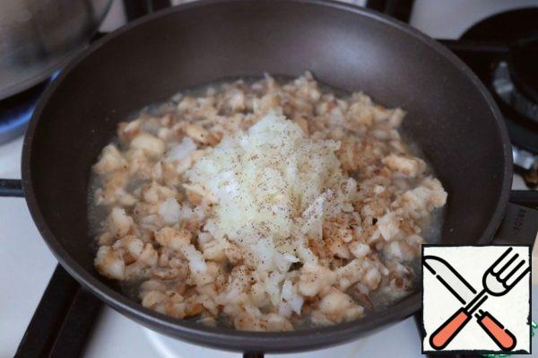 Add 1 tablespoon of vegetable oil to the pan, add oyster mushrooms. Onions (1 PC.) cut into small cubes, add to the pan with mushrooms.
