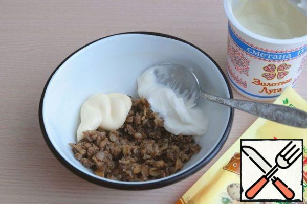 Put the mushrooms in a bowl, add 3 tablespoons of mayonnaise, add 1 tablespoon of sour cream, if necessary, add salt and black pepper to taste.