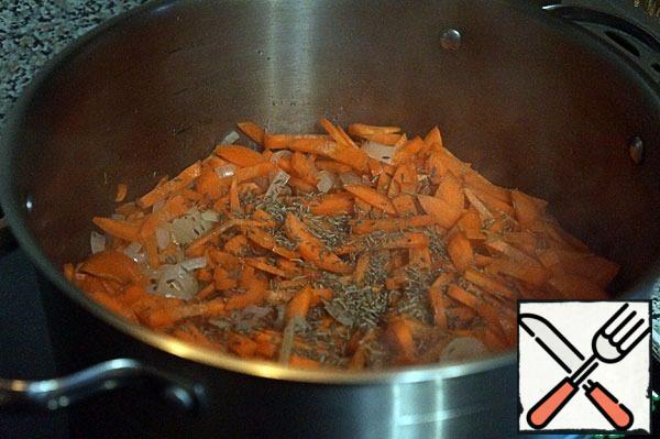 Add carrots, sprinkle it with Zira, add a little water. Simmer onions and carrots for 15 minutes until soft carrots.