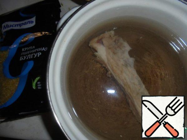 Rinse the pork ribs, pour cold water, bring to a boil, remove the foam and cook over low heat for 1.5 hours. Then remove, separate from the bones and cut the meat into pieces.