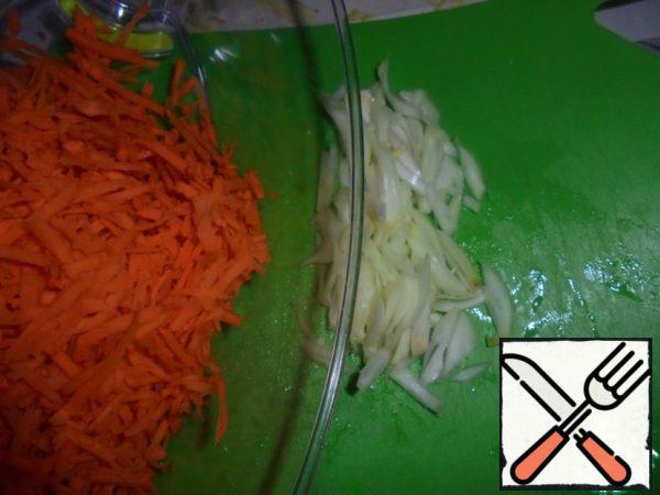 Cut the carrots or grate them into strips.
Cut the onion into strips