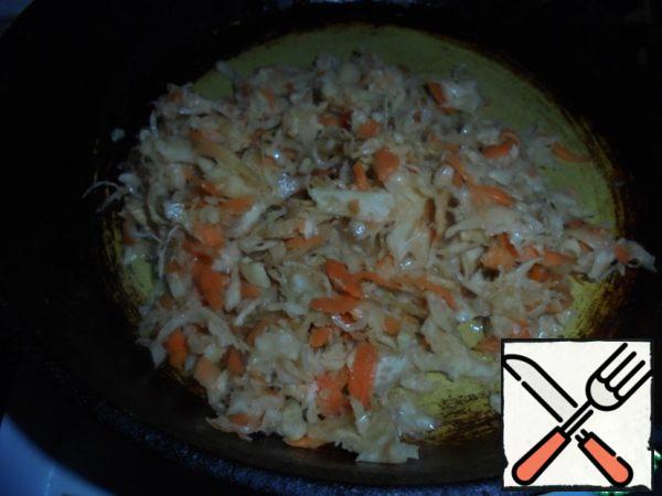 Sauerkraut squeeze and simmer for 15-20 minutes on half of the butter.
