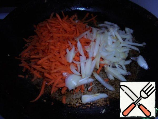Fry the onion and carrot in the remaining butter. Wash the tomato and finely chop it.
Pass the fat through a meat grinder.