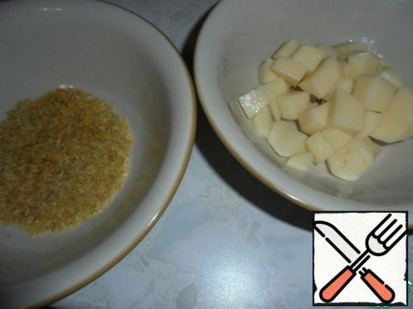 Cut the potatoes.