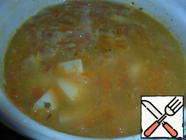 Bring the meat broth to a boil, add sauerkraut, potatoes and cook for 15 minutes, then add lard, bulgur, chopped tomato, onion and carrot, salt and cook over low heat until the bulgur is ready.
5 minutes before the soup is ready, add the peppers, bay leaf.