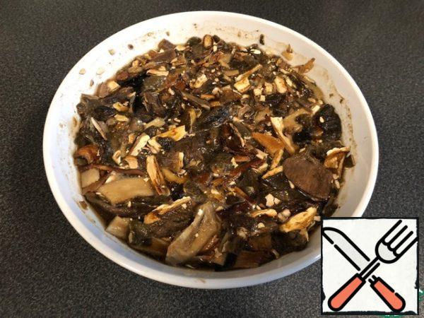 Dried mushrooms fill with water and let stand for 30 minutes to swell. Then drain the water on a sieve, rinse with water.