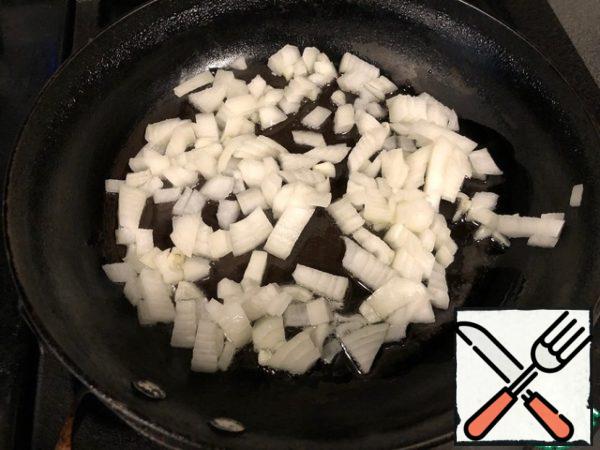 Onions finely cut and sauté in vegetable oil until transparent.
For non-vegetarian option, fry the onion with finely chopped bacon.