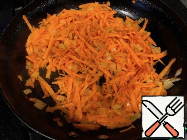Then add grated carrots and smoked paprika. Stir and simmer for 2-3 minutes.
