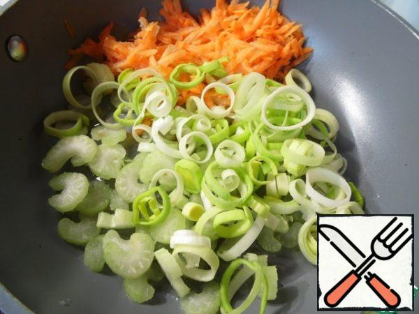 Grate carrots on a coarse grater, cut leeks into rings, celery into small pieces. Fry the prepared vegetables in vegetable oil, stirring, for 6-7 minutes.
