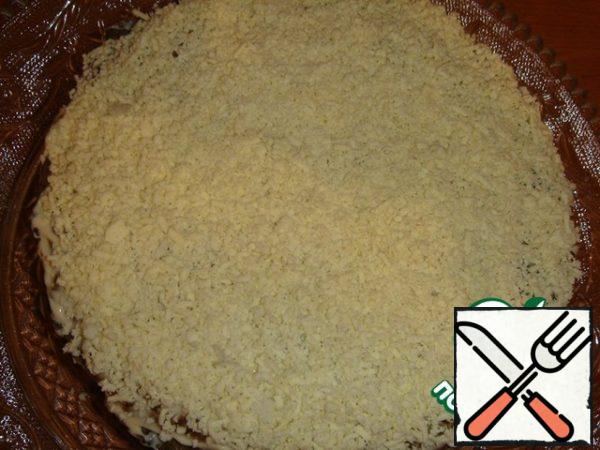 The last cake without filling, it must be lubricated with an even layer of mayonnaise, and sprinkle with egg yolk grated on a fine grater on top.
