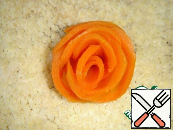 Now proceed to the decoration. I prefer to decorate with the same products that are included in the composition. That's why I decorate it with carrots.
Boiled and peel the carrots and finely cut, and then the plates are harvested rose.