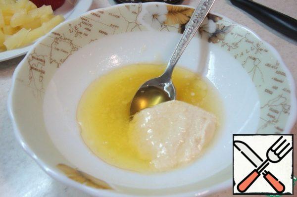 In a small salad bowl combine horseradish cream, lemon juice, honey, vegetable oil.