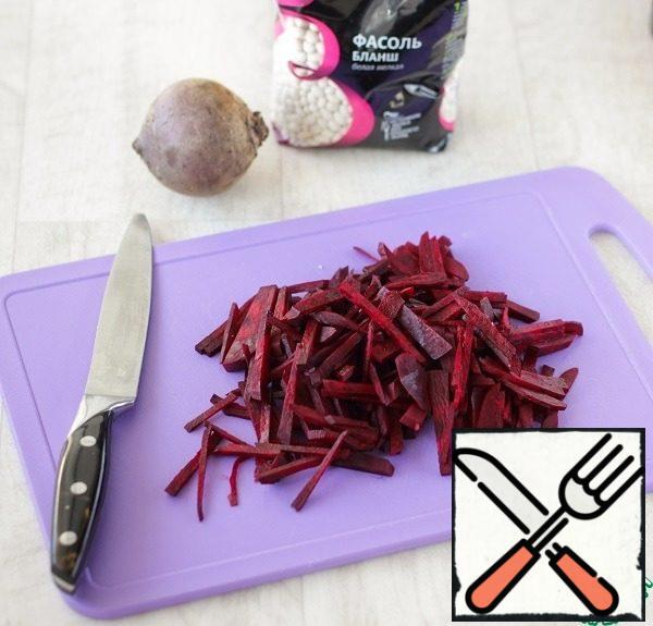 While cooking beans, beets preferably cut into strips or grate.
