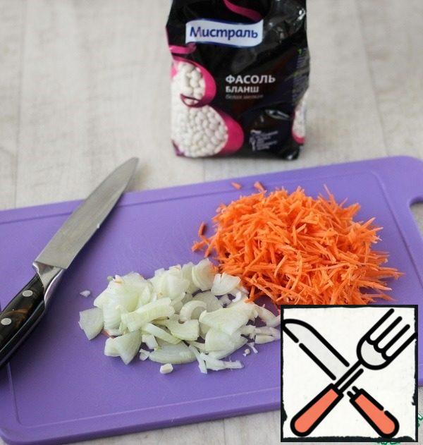 Peel the onions and chop. Grate carrots into strips.