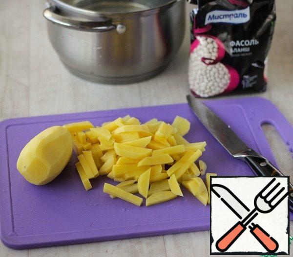 Cut the potatoes and put them in a frying pan with the beans almost ready, cook for 5 minutes. Then add all the stewed vegetables, bay leaf, pepper, salt and cook until tender.
