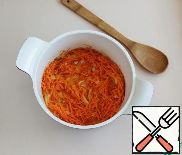 In a saucepan with a thick bottom, heat the vegetable oil and fry the onions and carrots.
