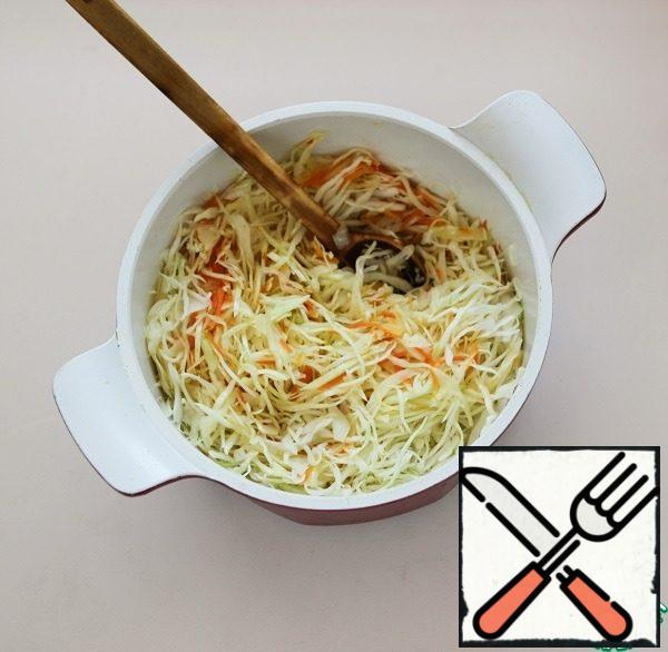 Add the cabbage to the fried meat and simmer, stirring occasionally. If necessary, add a little hot water or vegetable broth.
