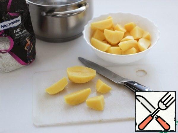 While the cabbage is stewed, peel and cut the potatoes, boil until half-cooked.